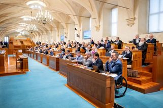 Babiš nás ignoruje, tvrdí většina Senátu. Přijdu, až to bude důležité, vzkázal premiér